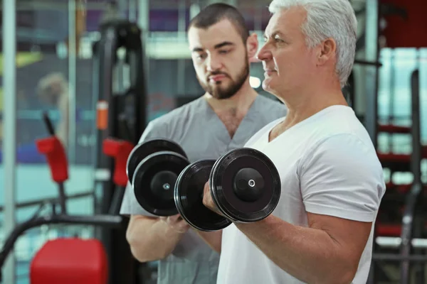 Maquinas de gimnasio fotos de stock, imágenes de Maquinas de gimnasio sin  royalties