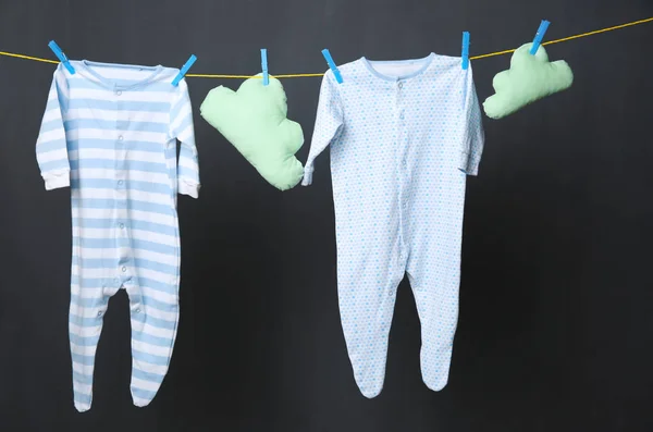 Wäscheleine mit hängender Babykleidung — Stockfoto
