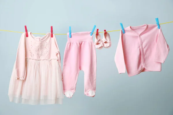 Varal com roupas de bebê penduradas — Fotografia de Stock