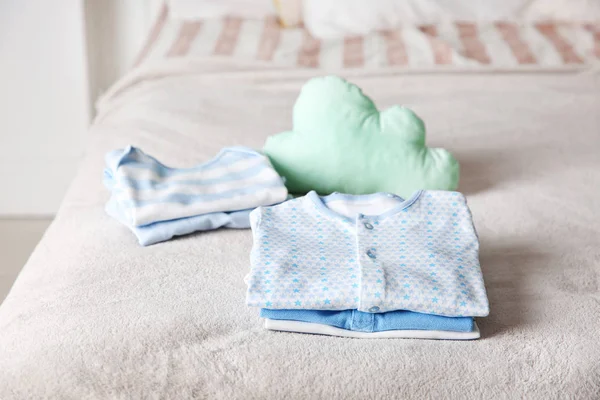 Conjunto de ropa de bebé —  Fotos de Stock