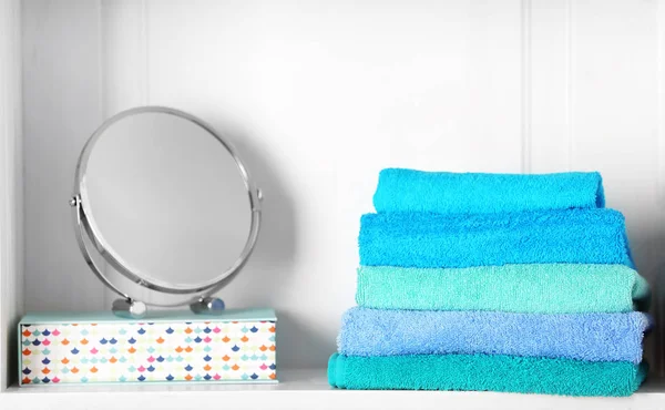 Handdukar på badrum bord — Stockfoto