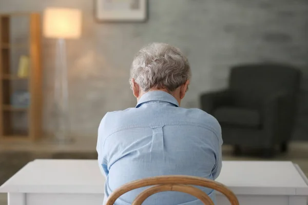 Депрессивная пожилая женщина дома — стоковое фото
