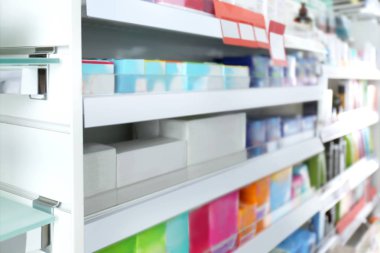 Mağaza raflarında çeşitli ürünler