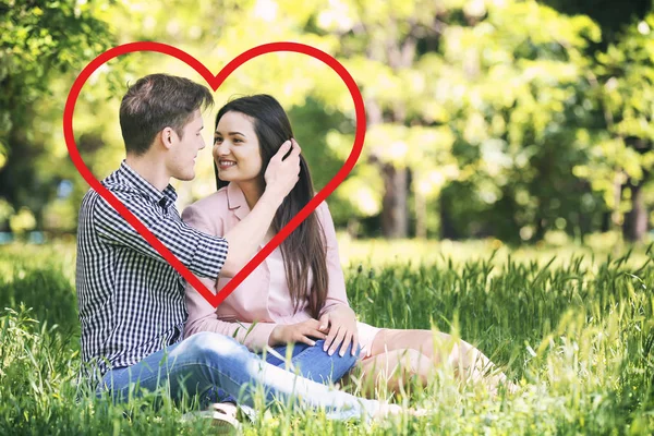 Atractiva pareja joven en la fecha al aire libre —  Fotos de Stock