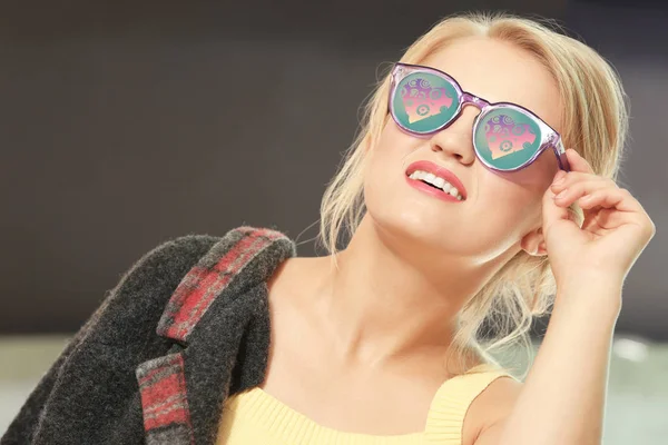 Joven hermosa mujer usando gafas de sol con corazones —  Fotos de Stock