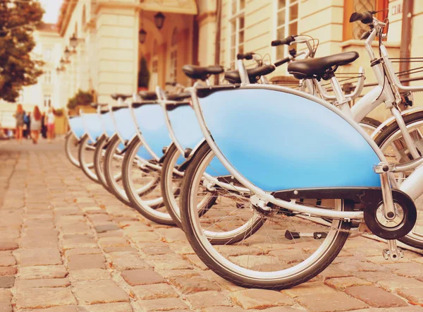 Парковка с велосипедами в аренду — стоковое фото