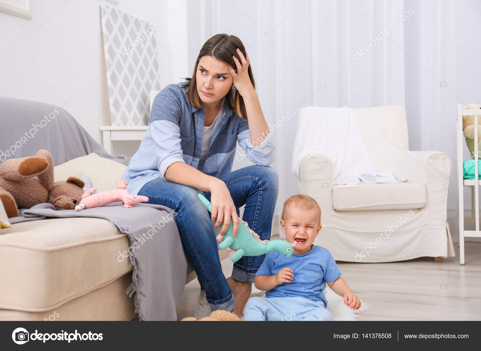 радостные дети. привязанность между ребенком и родителем. материнская привязанность. объятия матери. картинка мама с ребенком безмятежность.