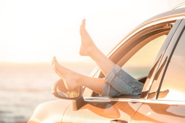 Genç kadın arabada nehir kıyısında rahatlatıcı