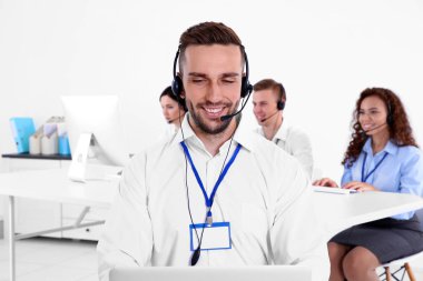 Genç erkek teknik destek dağıtıcı çalışma office, portre