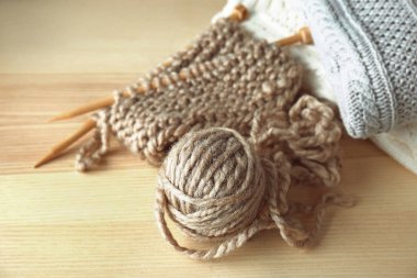 Örgü ipliği ve iğne.