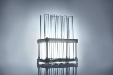 Renkli arka plan üzerinde test tüpleri