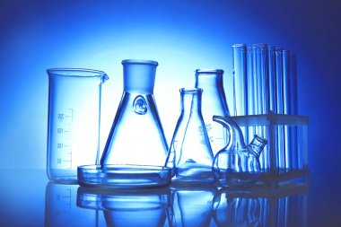 Test tüpleri ve şişe renkli arka plan üzerinde