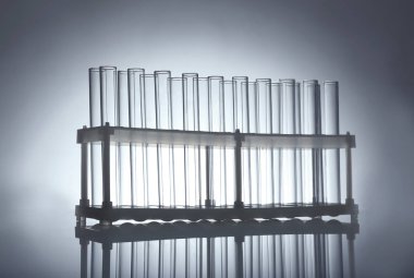 Renkli arka plan üzerinde test tüpleri