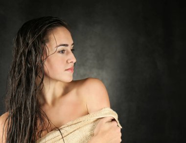 Havlu genç güzel kadın