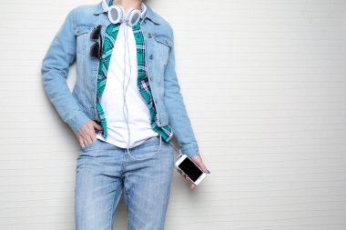 Moda kavramı. Akıllı telefon ve açık renkli, closeup kulaklıktan olan şık kadın