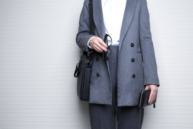 Moda kavramı. Açık renkli, portre siyah çanta holding iş kadını