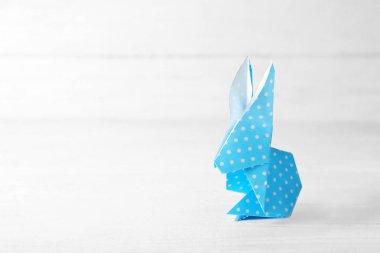 Karşı açık renkli ahşap tablo easter bunny