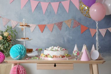 Tablo doğum günü yemeği oturma odasında görev yaptı