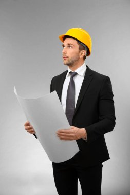 Açık renkli çizim ile yakışıklı mühendisi