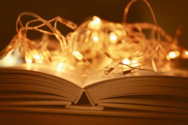 Kitap ve güzel garland tablo görünümünü kapat