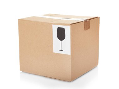 Beyaz arkaplanda karton kutu