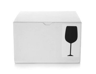 Beyaz arkaplanda karton kutu