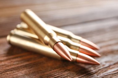 Ahşap arka plan üzerinde madde işaretleri