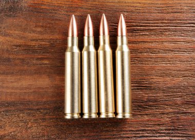 Ahşap arka plan üzerinde madde işaretleri