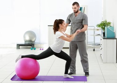Klinikte hastayla çalışan fizyoterapist