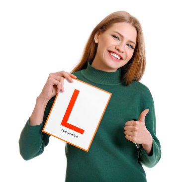 Öğrenci sürücü olan kadın beyaz arka plan üzerinde oturum