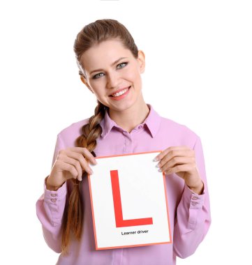 Öğrenci sürücü olan kadın beyaz arka plan üzerinde oturum