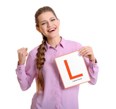 Öğrenci sürücü olan kadın beyaz arka plan üzerinde oturum