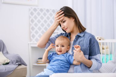 Şirin Bebek evde olan depresif kadın