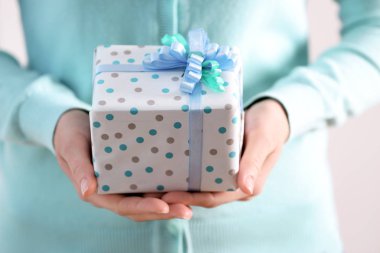 Hediye kutusu, closeup tutan eller