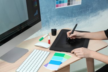 Genç tasarımcı çizimler üzerinde grafik tablet çizim