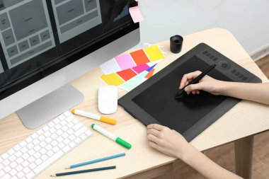 Genç tasarımcı çizimler üzerinde grafik tablet çizim