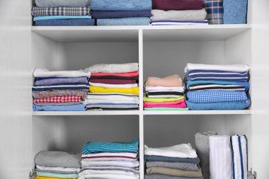 Evde farklı kıyafet ile dolap