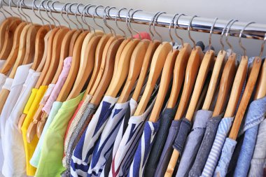 Askı raf, portre renkli giysiler ile