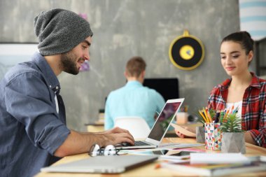 İşyerinde üç genç tasarımcılar