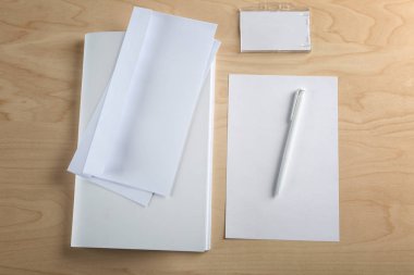 Ahşap arka plan boş ofis malzemeleri