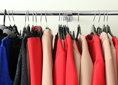 Modern eşya, closeup farklı kıyafet ile raf