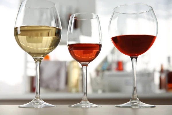 Tři sklenice s vínem — Stock fotografie