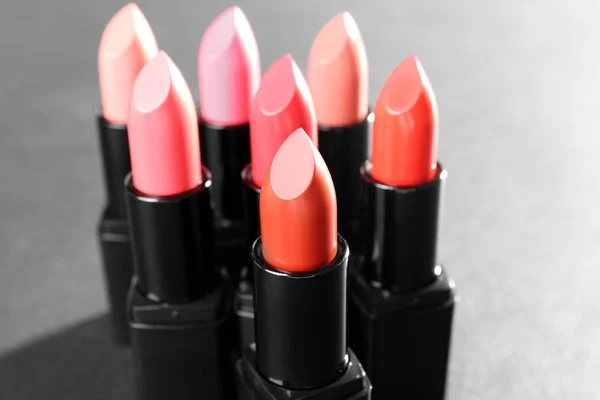 Lápices labiales en diferentes tonos —  Fotos de Stock