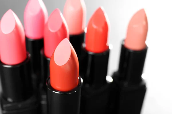 Lápices labiales en diferentes tonos — Foto de Stock