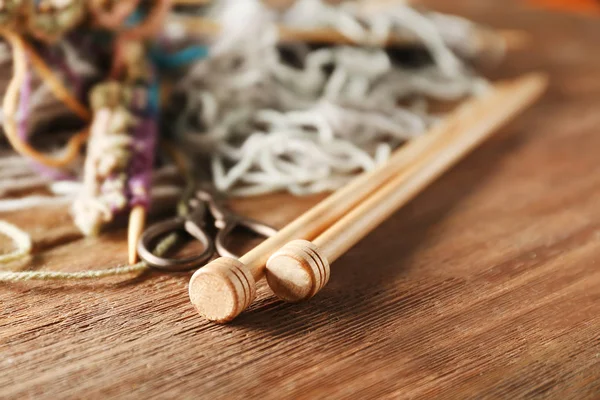 Fios e agulhas em fundo de madeira, close-up — Fotografia de Stock