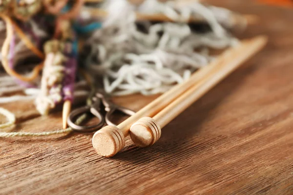 Yarn and needles on wooden background, closeup — Stock Photo, Image