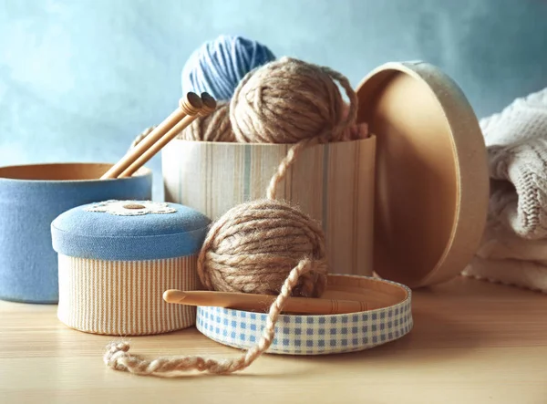 털 실과 바늘 뜨개질과 상자 — 스톡 사진