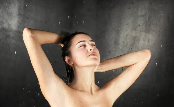 Vacker ung kvinna i duschen — Stockfoto