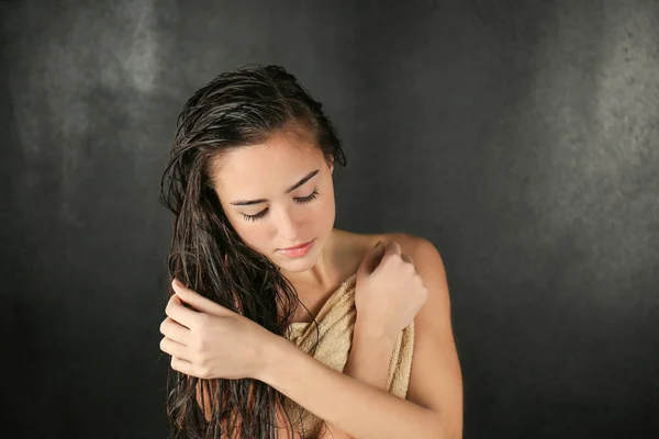 Ung vacker kvinna i handduk — Stockfoto