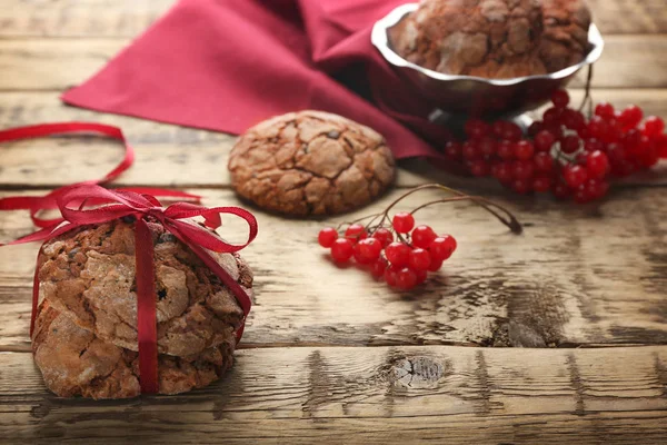 Lahodné čokoládové cookies s mašlí na dřevěné pozadí — Stock fotografie